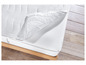 Un protège-matelas blanc avec fermeture éclair, sur un cadre de lit en bois.