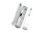 Brosse à dents électrique avec étui de voyage et têtes de rechange.