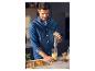 Un homme utilise le mixeur plongeant SILVERCREST® pour préparer un smoothie.