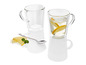 Deux tasses en verre avec une cuillère, dont l'une est remplie de jus de citron.