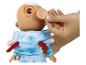 Une poupée bébé avec un pyjama bleu et des ailes rouges, dont la tête s'ouvre.