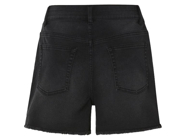 Shorts en jean noir avec ourlets effilochés.