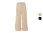 Pantalon large en tricot beige, disponible aussi en noir et beige clair.
