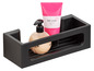 Un panier de douche noir avec de la lotion pour le corps et du savon.