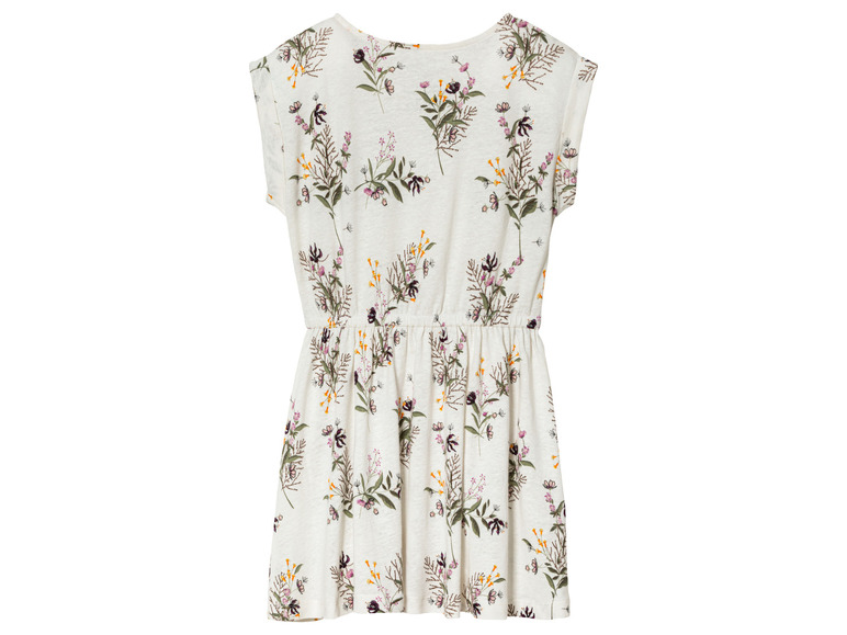 Une robe blanche à imprimé floral.