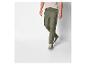 Pantalons cargo et baskets : style décontracté pour homme.