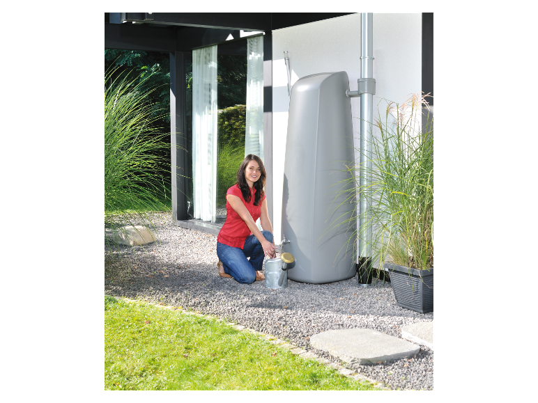Récupération d'eau de pluie : femme utilisant un récupérateur d'eau gris pour arroser.