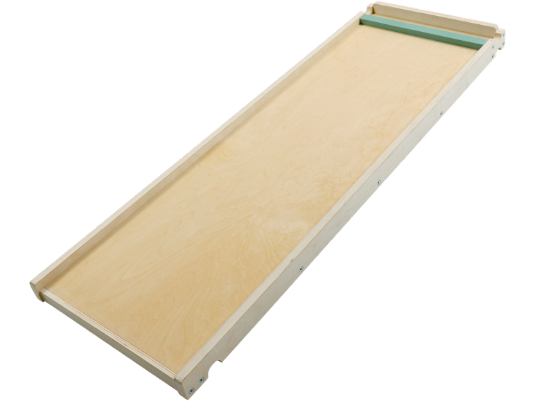 Rampe de jeu en bois avec une barre verte en haut.