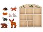 Figurines d'animaux en bois et étagère en bois sur le thème de la forêt