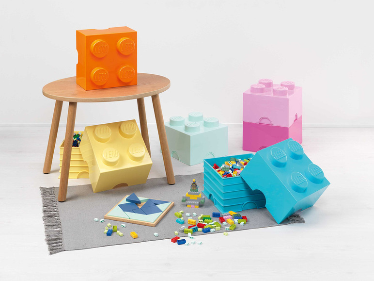 Boîtes de rangement LEGO de différentes couleurs, dont une boîte bleue contenant des briques LEGO.