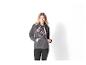 Une femme porte un sweat-shirt gris avec un motif Bambi.