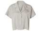 Une chemise gris clair à manches courtes et à boutons.