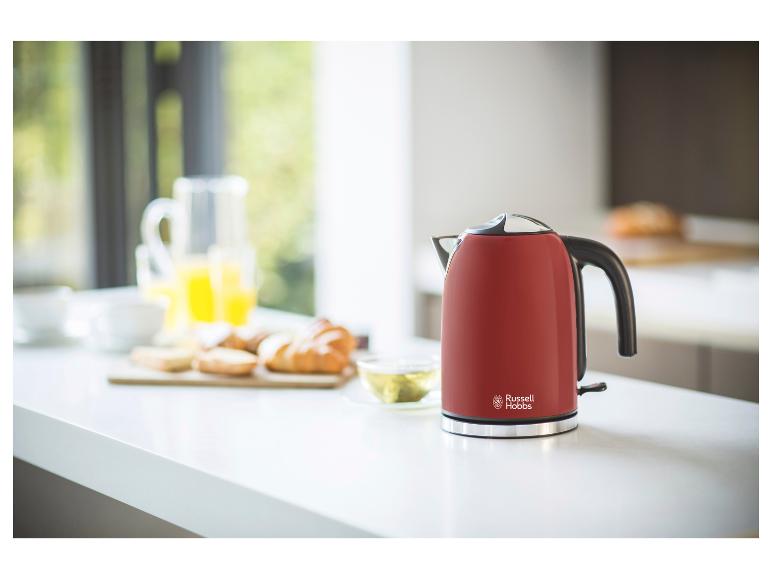 Une bouilloire rouge Russell Hobbs sur un comptoir