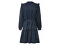 Une robe bleu foncé avec un col à volants, une ceinture et une jupe plissée.