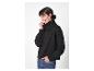 Femme souriante portant un pull noir à col roulé.