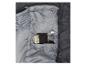 Un sac de couchage gris avec un portefeuille, de l'argent et une montre dans la poche.