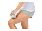 Une femme utilise un appareil de massage Crest sur sa jambe.