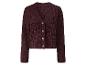 Un cardigan en tricot marron foncé à boutons.