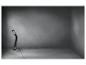 Une lampe de bureau noire avec une horloge numérique sur un fond gris.