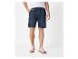 Shorts en jean et baskets : un look décontracté pour homme.
