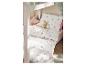 Parure de lit pour bébé LIVARNO à motif floral sur un lit d'enfant.