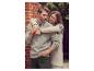 Couple en pulls, l'homme en pull gris, la femme en pull blanc à motifs