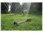 Arroseur oscillant Gardena arrosant une pelouse.