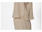 Haut et pantalon beiges en tissu doux.