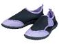 Une paire de chaussures d'eau bleu lavande et noir.