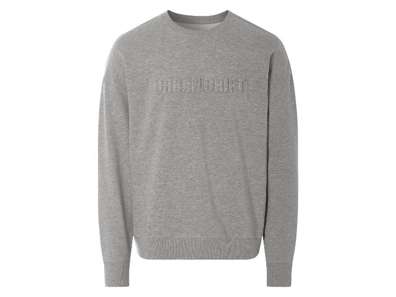 Un sweat-shirt gris à manches longues avec 'UrbanDrift' imprimé dessus.