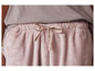 Pantalon en molleton rose doux avec cordon et un t-shirt gris par-dessus.