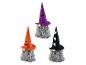 Trois gnomes décoratifs d'Halloween avec des chapeaux lumineux.
