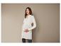 Femme enceinte portant une chemise blanche et un legging noir.