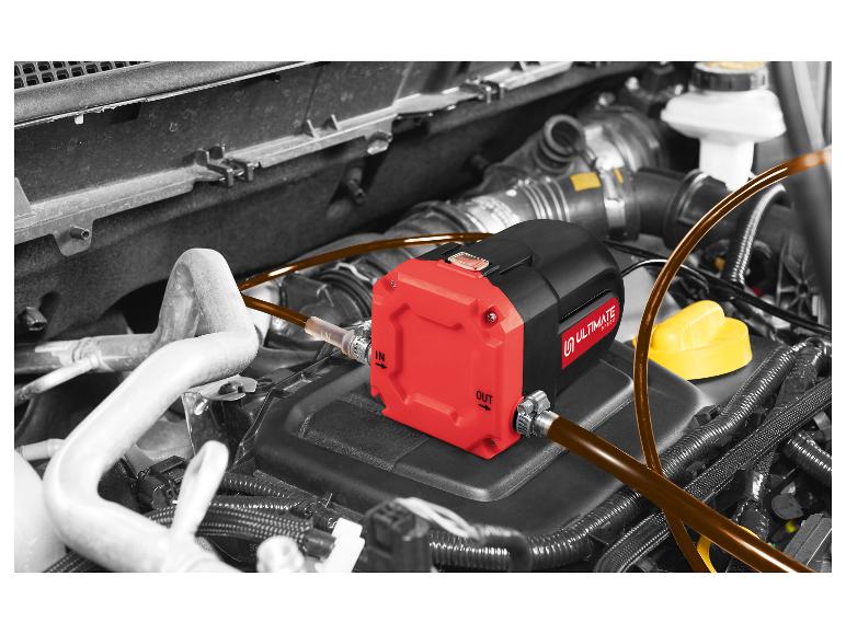 Pompe d'extraction d'huile Ultimate Speed rouge et noire dans le compartiment moteur d'une voiture.