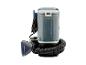 Nettoyeur de taches portable avec réservoir d'eau transparent et tuyau noir enroulé.