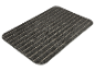 Tapis gris foncé avec des rayures plus claires.
