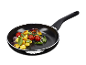 Une poêle noire avec des gnocchis, des tomates et des oignons.