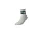 Une chaussette blanche à la cheville avec deux rayures vert foncé sur le revers.