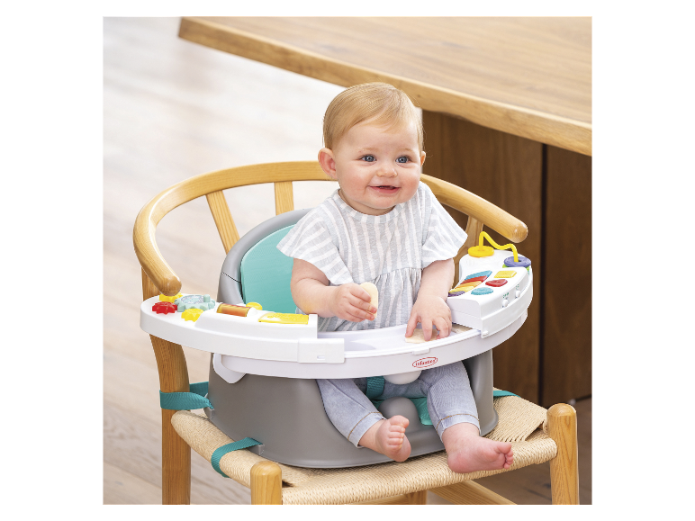 Bébé dans une chaise haute Infantino avec plateau de jeu.