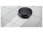 Un robot aspirateur SilverCrest sur un carrelage.