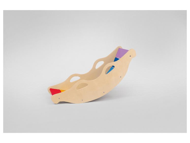 Bascule en bois avec des inserts colorés.