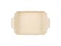 Un plat à four beige avec des poignées.