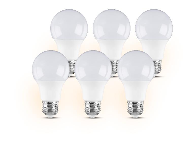 Six ampoules LED blanches sur un fond blanc.