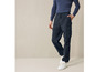 Homme portant un t-shirt bleu foncé et un pantalon cargo bleu foncé avec des baskets blanches.