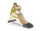 Un enfant glisse sur un toboggan vert Smoby.