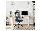 Chaise de bureau en maille bleue dans un bureau à domicile moderne avec un bureau en bois.