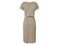 Robe mi-longue beige à manches courtes, style décontracté.