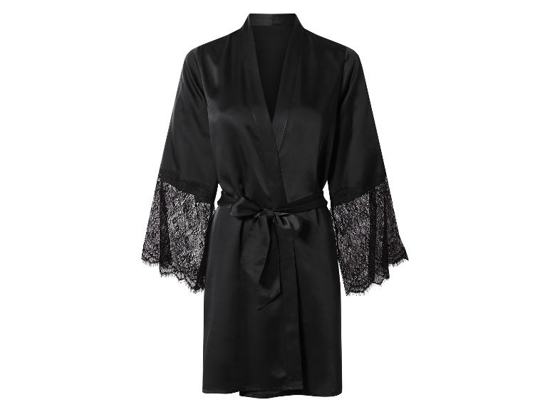 Robe de chambre en satin noir avec détails en dentelle sur les manches.