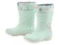 Une paire de bottes de pluie vert clair à motif de lapins.