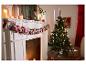 Cheminée blanche décorée d'un calendrier de l'avent et d'un sapin de Noël illuminé.